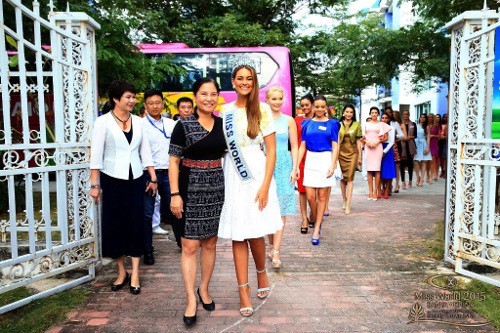 Mới đây, các thí sinh tham dự  Miss World 2015 có hoạt động vô cùng ý nghĩa khi đến thăm một trại trẻ mồ côi ở Tam Á.